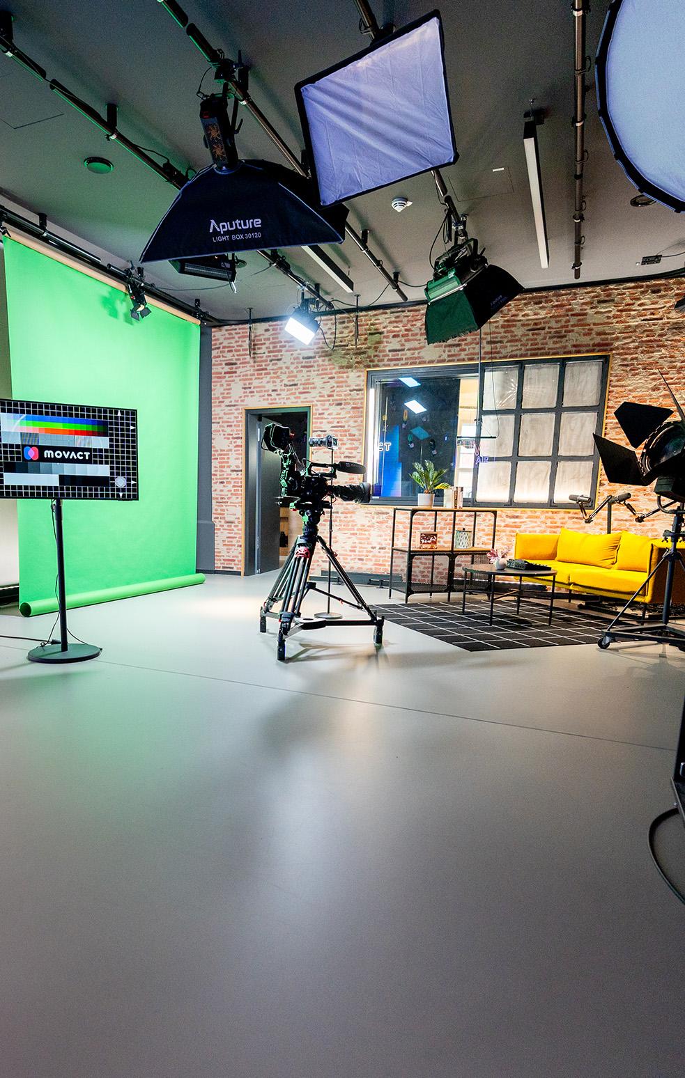 Hybrides Livestream-Studio mit verschiedenen Settings in Berlin: Unter anderem zu sehen ein Rednerpult mit LED Wänden, eine Podcast Ecke und ein Greenscreen-Setup