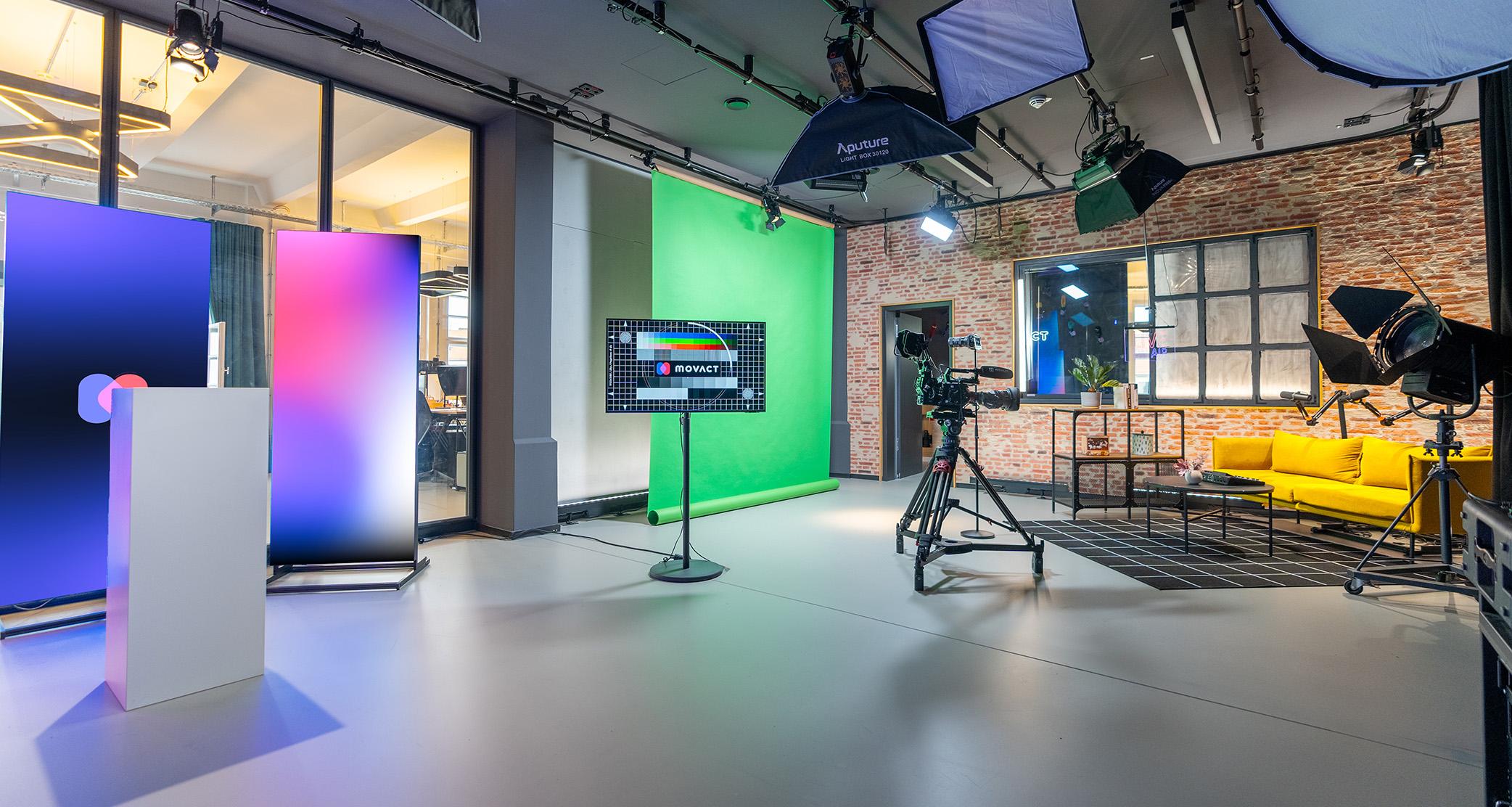 Hybrides Livestream-Studio mit verschiedenen Settings in Berlin: Unter anderem zu sehen ein Rednerpult mit LED Wänden, eine Podcast Ecke und ein Greenscreen-Setup