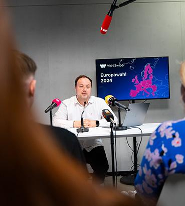 Matthias hält eine Pressekonferenz